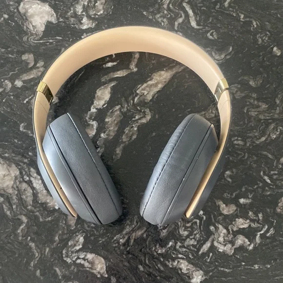 Barely worn, Beats Studio 3s. Grey and Gold